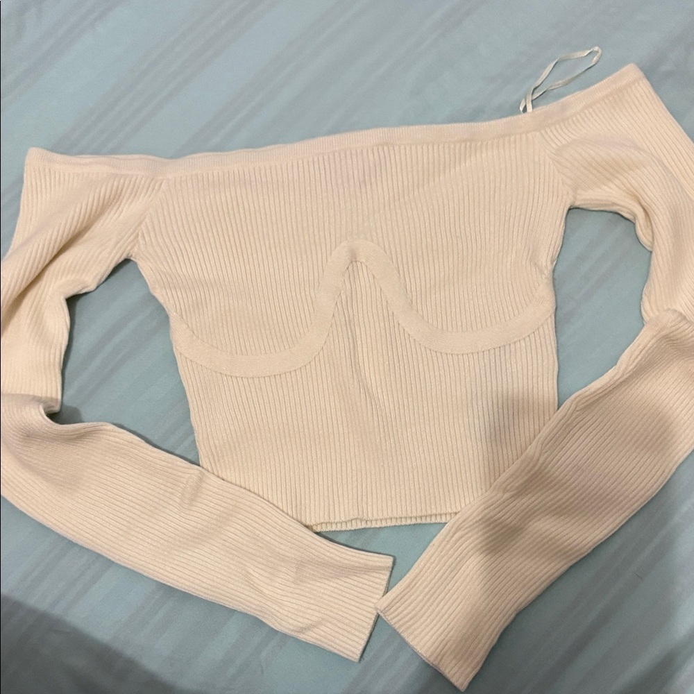 Guess Cream Off-Shoulder Crop Top